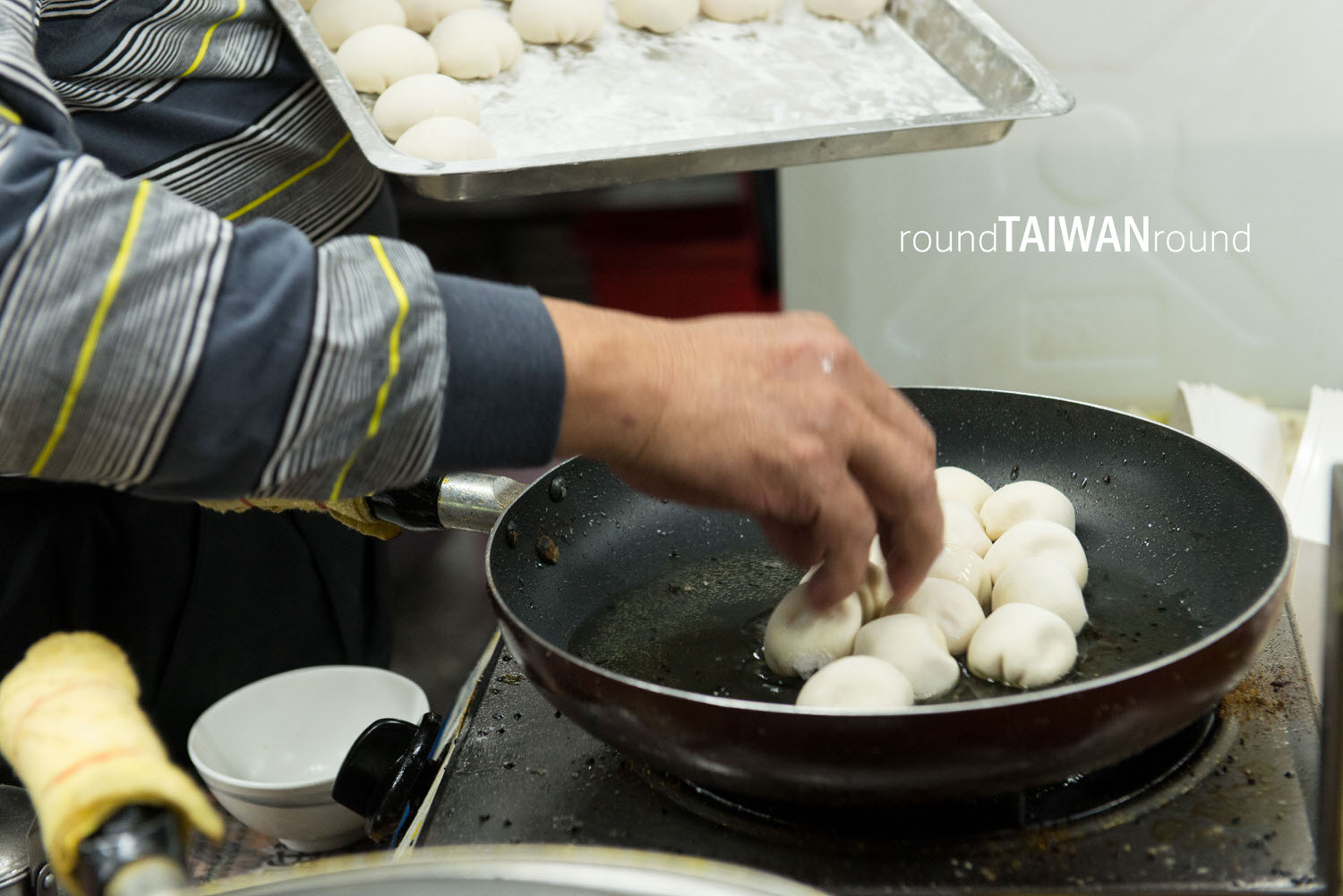 Shanghainese_Steam-fried_Baozi_________-004.jpg