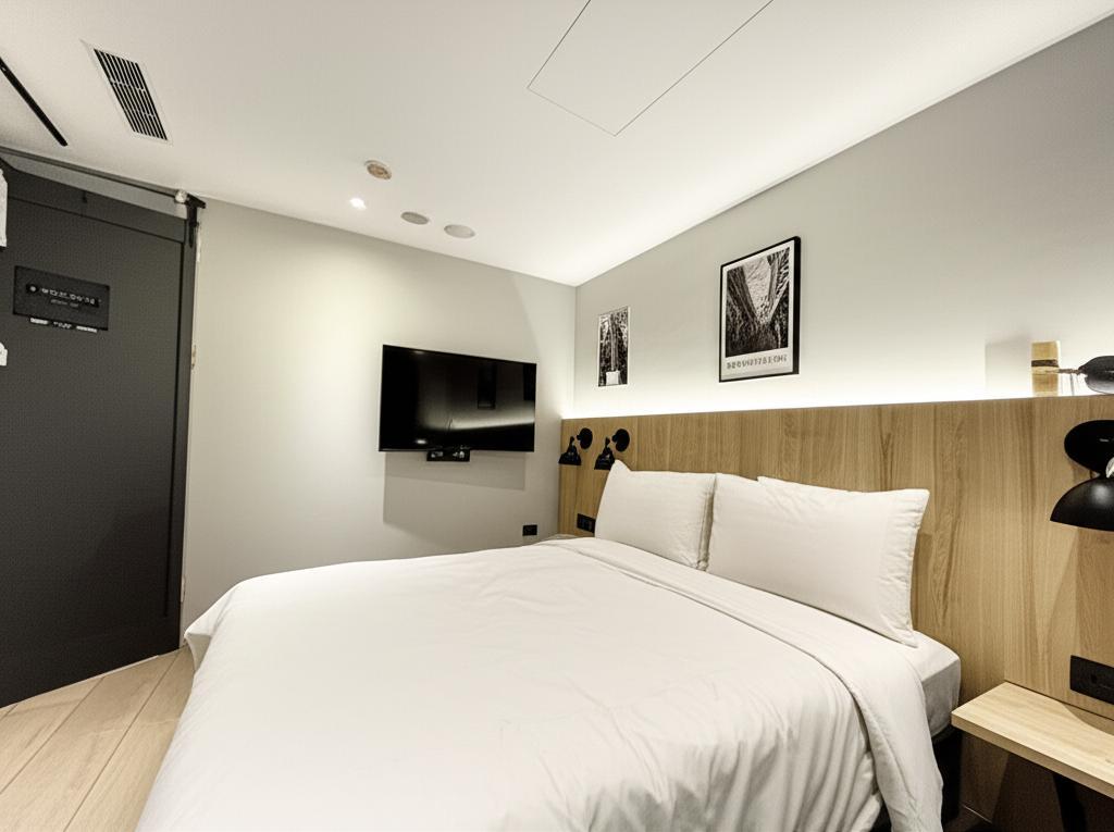 N2 Hotel (Line ID: @n2_hotel)
